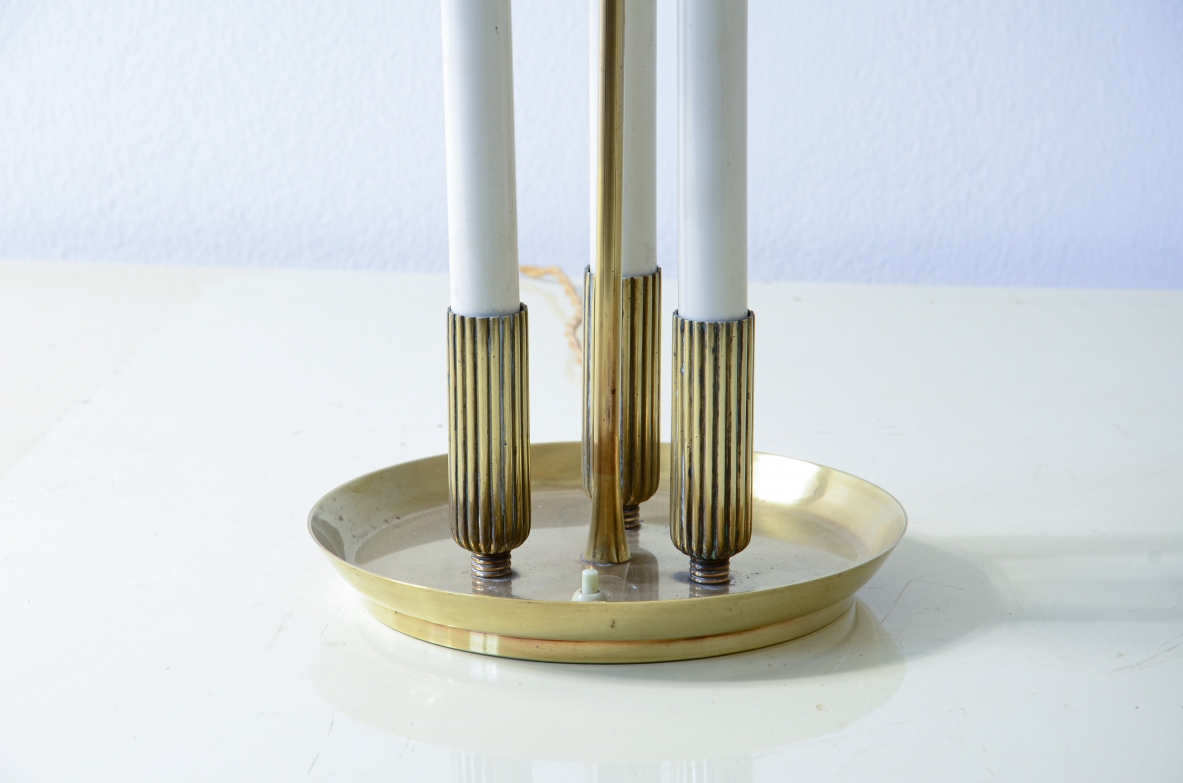 Lampada da tavolo con base tornita e stelo centrale in ottone, tre luci in metallo laccato e cappello in pergamena.  Manifattura italiana 1940ca. Lampada da tavolo con base tornita e stelo centrale in ottone, tre luci in metallo laccato e cappello in pergamena.  Manifattura italiana 1940ca.