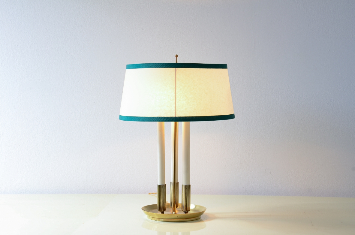 Lampada da tavolo con base tornita e stelo centrale in ottone, tre luci in metallo laccato e cappello in pergamena.  Manifattura italiana 1940ca. Lampada da tavolo con base tornita e stelo centrale in ottone, tre luci in metallo laccato e cappello in pergamena.  Manifattura italiana 1940ca.