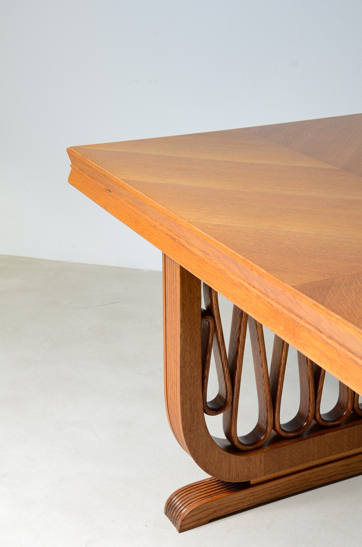 Extraordinary oak table with grissinate uprights and ribbon motif in the style of the period, top with shaped thickness.  Italian manifacture, 1940's