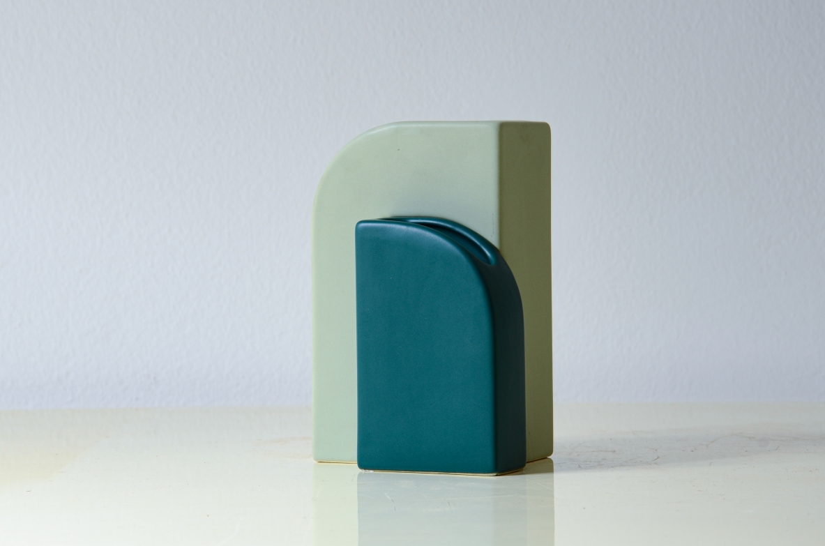 Vaso geometrico composto da due elementi ad incastro. Ceramica smaltata matt 1970ca.