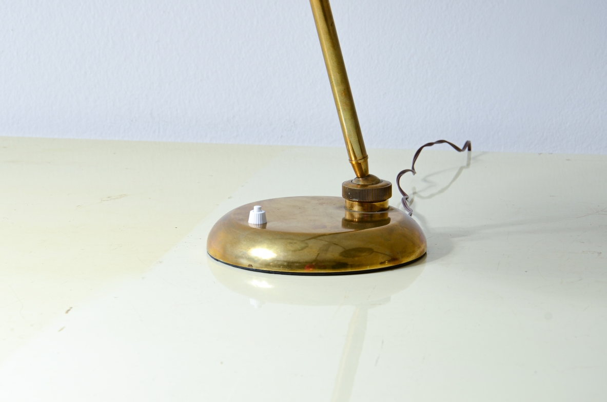 Coppia di lampade da comodino in ottone con cappello a semisfera regolabile  Manifattura italiana, 1940ca. Coppia di lampade da comodino in ottone con cappello a semisfera regolabile  Manifattura italiana, 1940ca.