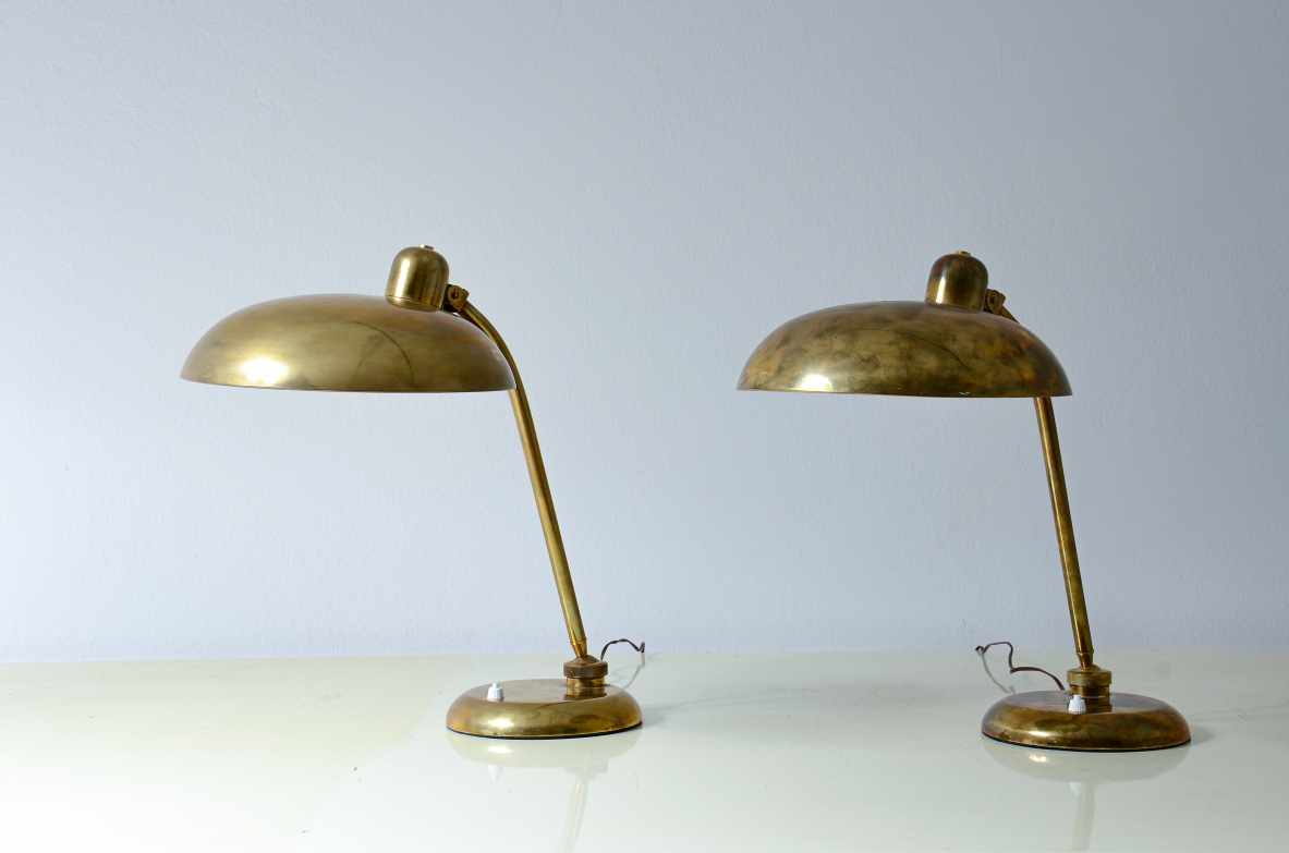 Coppia di lampade da comodino in ottone con cappello a semisfera regolabile  Manifattura italiana, 1940ca. Coppia di lampade da comodino in ottone con cappello a semisfera regolabile  Manifattura italiana, 1940ca.
