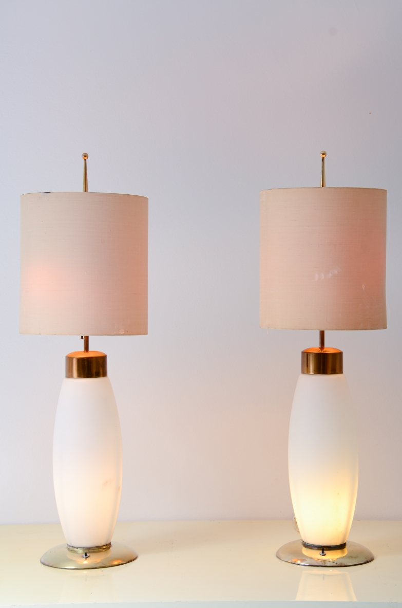 Coppia di grandi lampade da tavolo in vetro opaline ed ottone, cappello in tessuto.  Manifattura Stilnovo, 1960