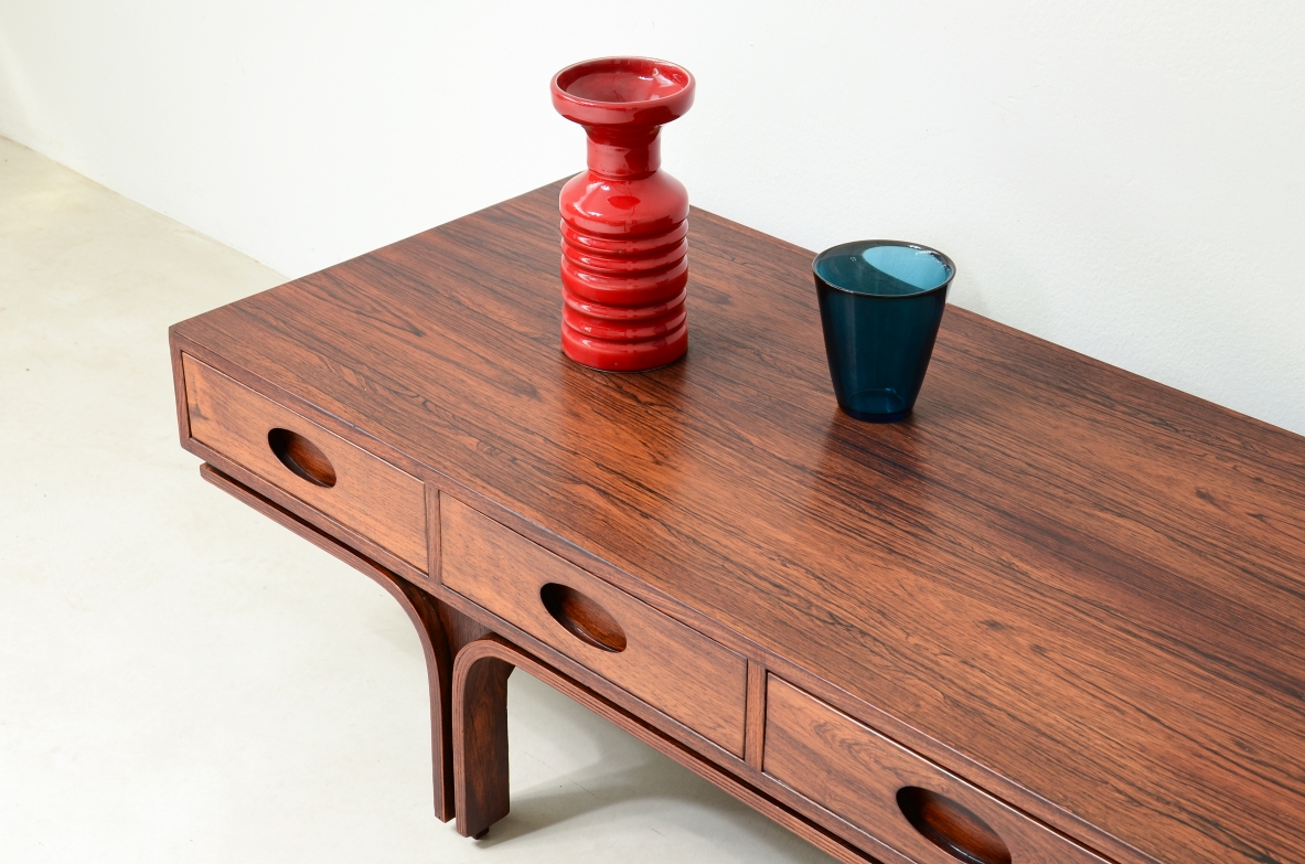 Gianfranco Frattini (1926-2004)  Raro tavolo basso da centro a 6 cassetti in linea e tre montanti.  Manifattura Bernini 1957.