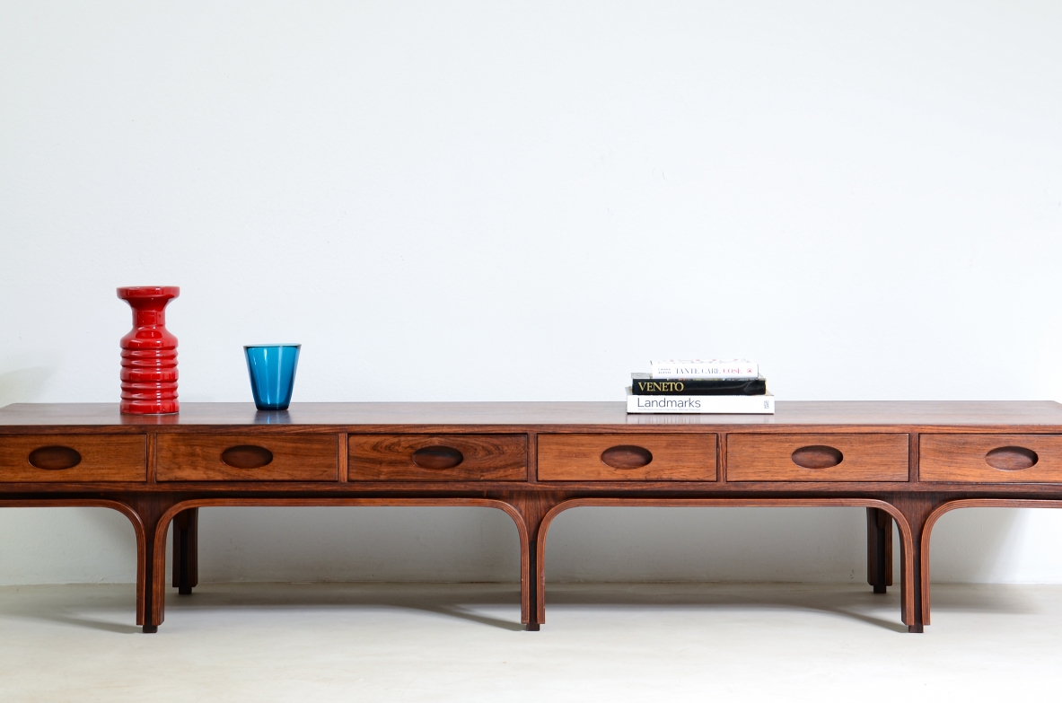 Gianfranco Frattini (1926-2004)  Raro tavolo basso da centro a 6 cassetti in linea e tre montanti.  Manifattura Bernini 1957.