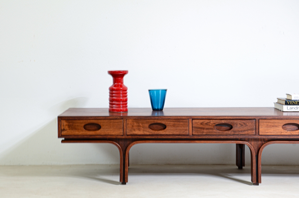 Gianfranco Frattini (1926-2004)  Raro tavolo basso da centro a 6 cassetti in linea e tre montanti.  Manifattura Bernini 1957.