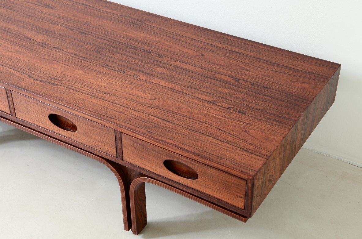 Gianfranco Frattini (1926-2004)  Raro tavolo basso da centro a 6 cassetti in linea e tre montanti.  Manifattura Bernini 1957.