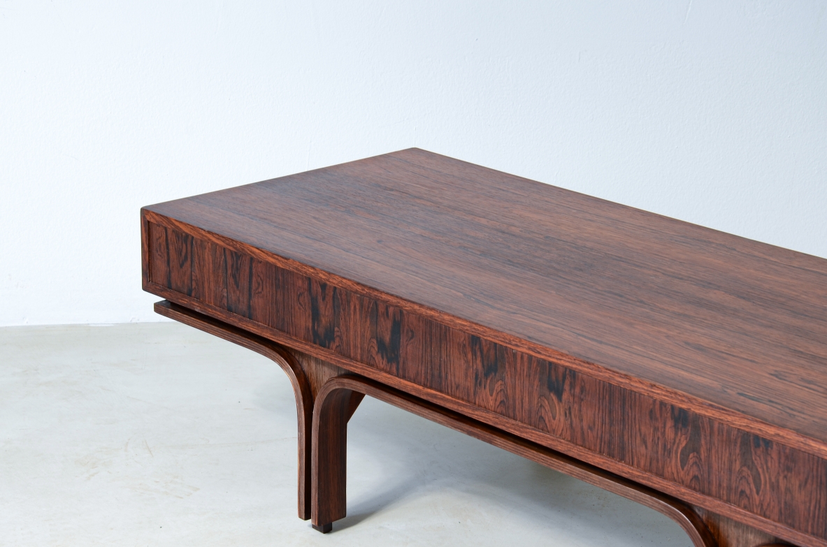 Gianfranco Frattini (1926-2004)  Raro tavolo basso da centro a 6 cassetti in linea e tre montanti.  Manifattura Bernini 1957.