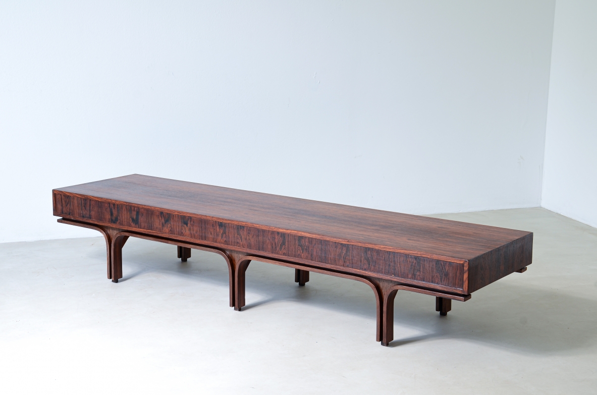 Gianfranco Frattini (1926-2004)  Raro tavolo basso da centro a 6 cassetti in linea e tre montanti.  Manifattura Bernini 1957.