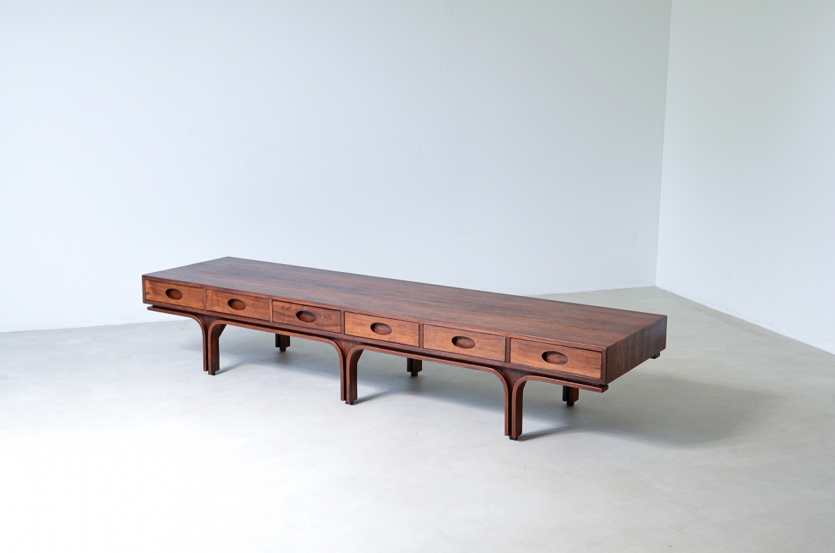 Gianfranco Frattini (1926-2004)  Raro tavolo basso da centro a 6 cassetti in linea e tre montanti.  Manifattura Bernini 1957.
