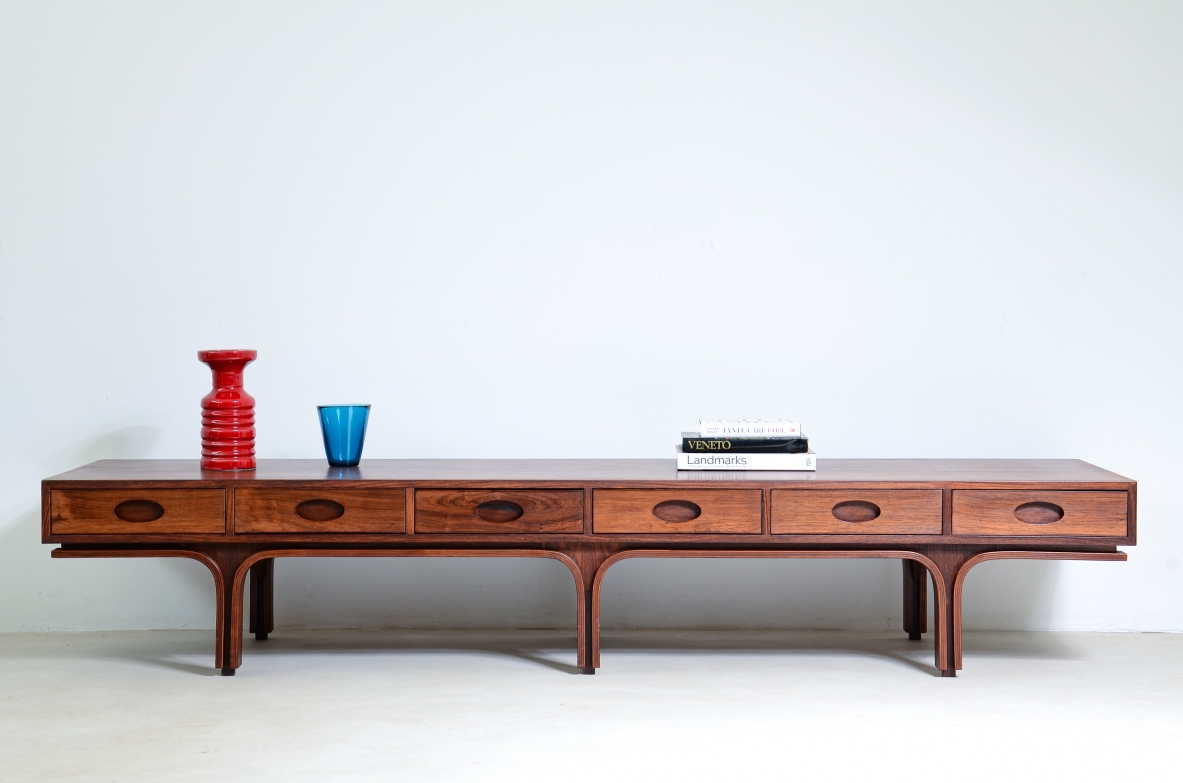 Gianfranco Frattini (1926-2004)  Raro tavolo basso da centro a 6 cassetti in linea e tre montanti.  Manifattura Bernini 1957.