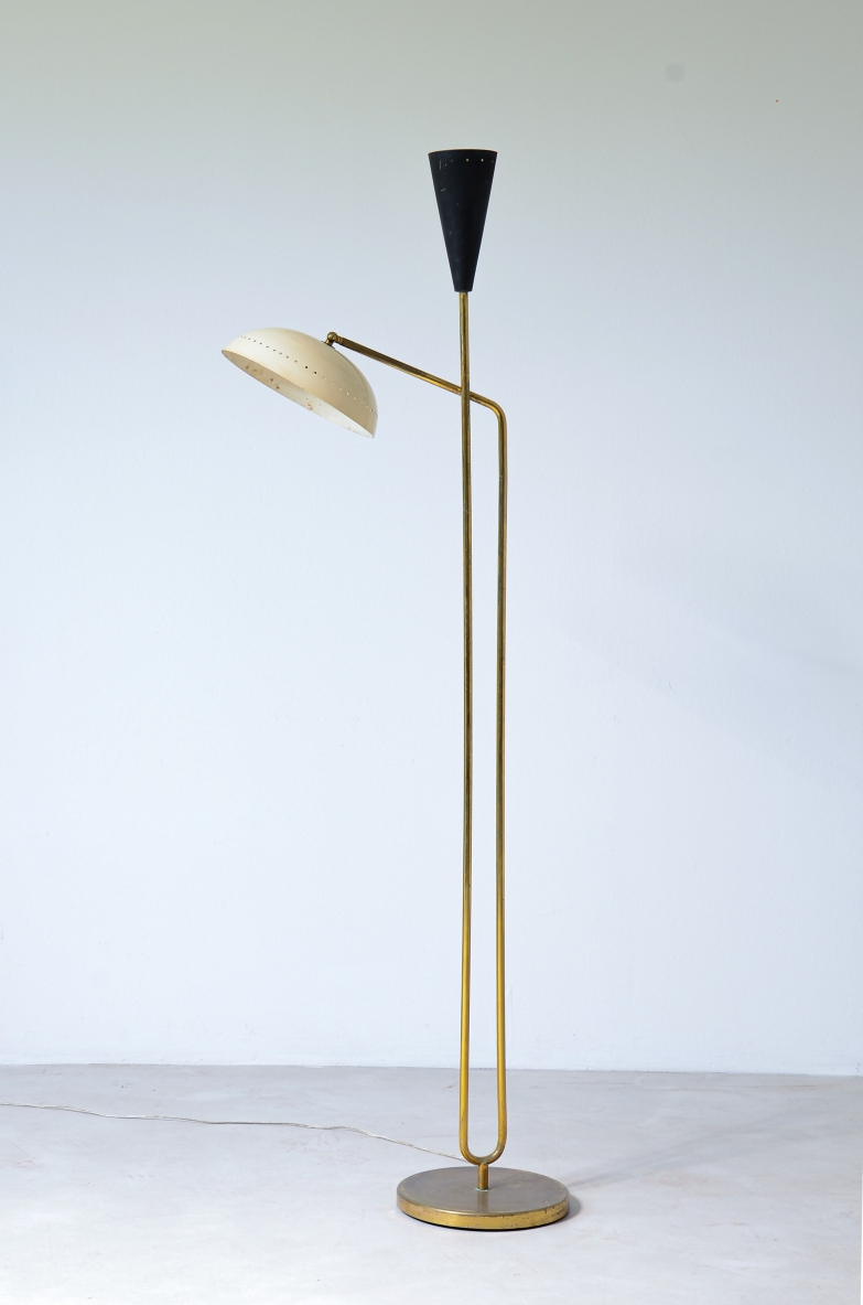 Lampada da terra in ottone a due luci con cappello in metallo forato color crema e cono forato laccato nero.  Manifattura italiana, 1950ca.