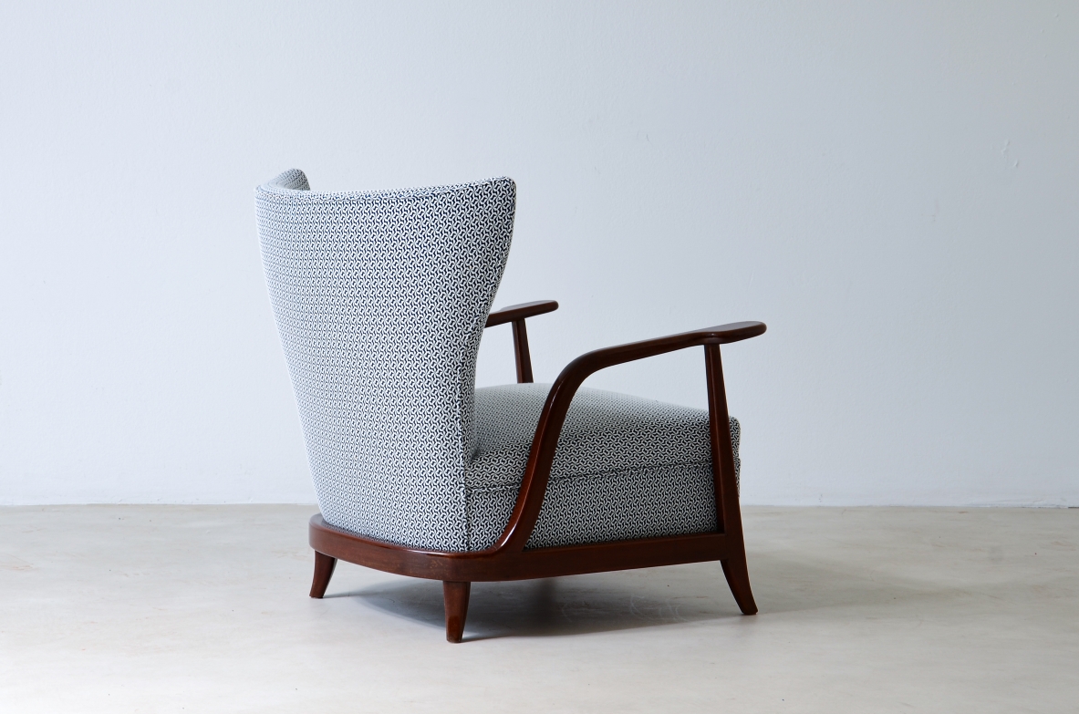 Enrico Ciuti (1910 - 1991)  Elegant armchair in curved wood and upholstered fabric  Italian manufacture, around 1940.