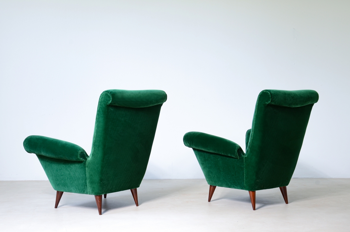 Coppia di eleganti poltrone con schienale alto in velluto imbottito.  Manifattura italiana 1950ca.