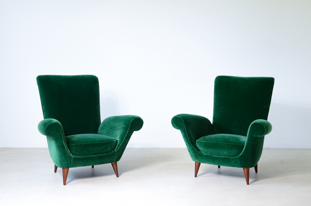 Coppia di eleganti poltrone con schienale alto in velluto imbottito.  Manifattura italiana 1950ca.