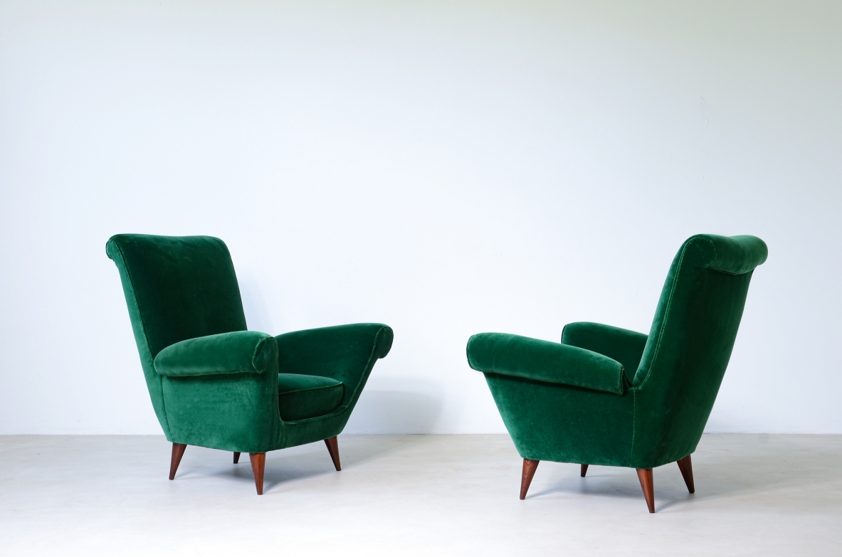 Coppia di eleganti poltrone con schienale alto in velluto imbottito.  Manifattura italiana 1950ca.