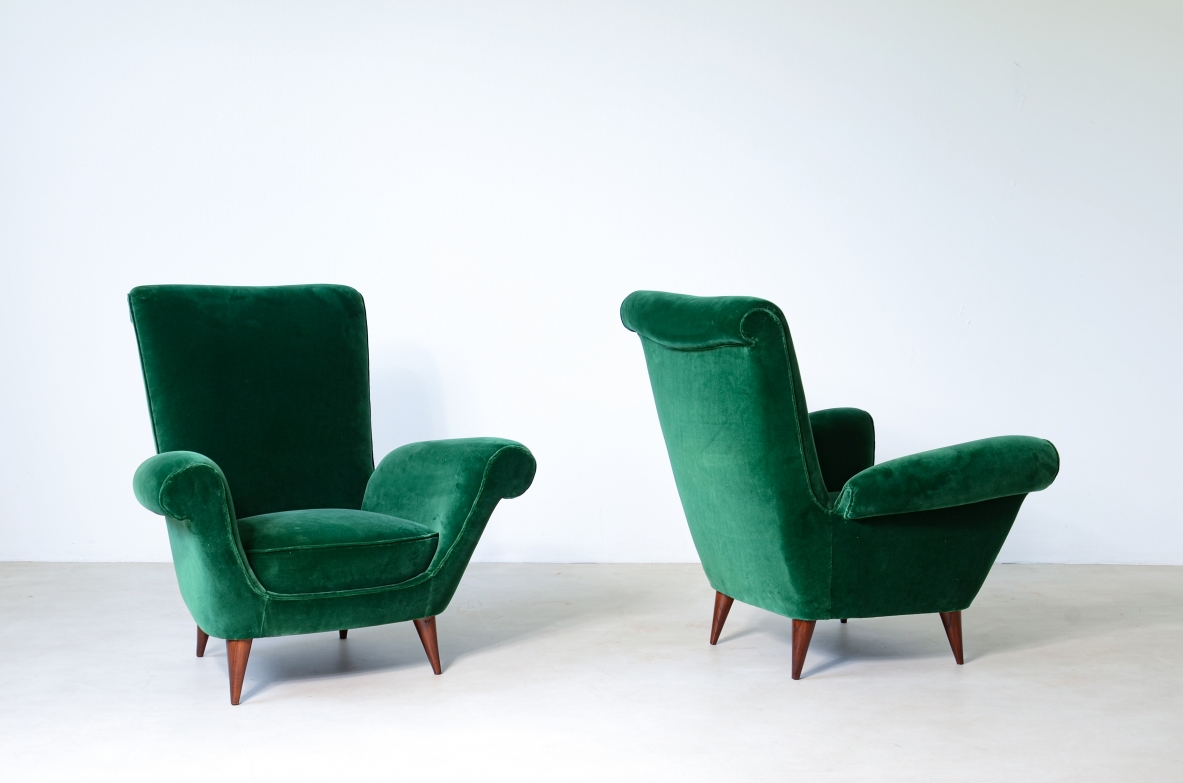 Coppia di eleganti poltrone con schienale alto in velluto imbottito.  Manifattura italiana 1950ca.