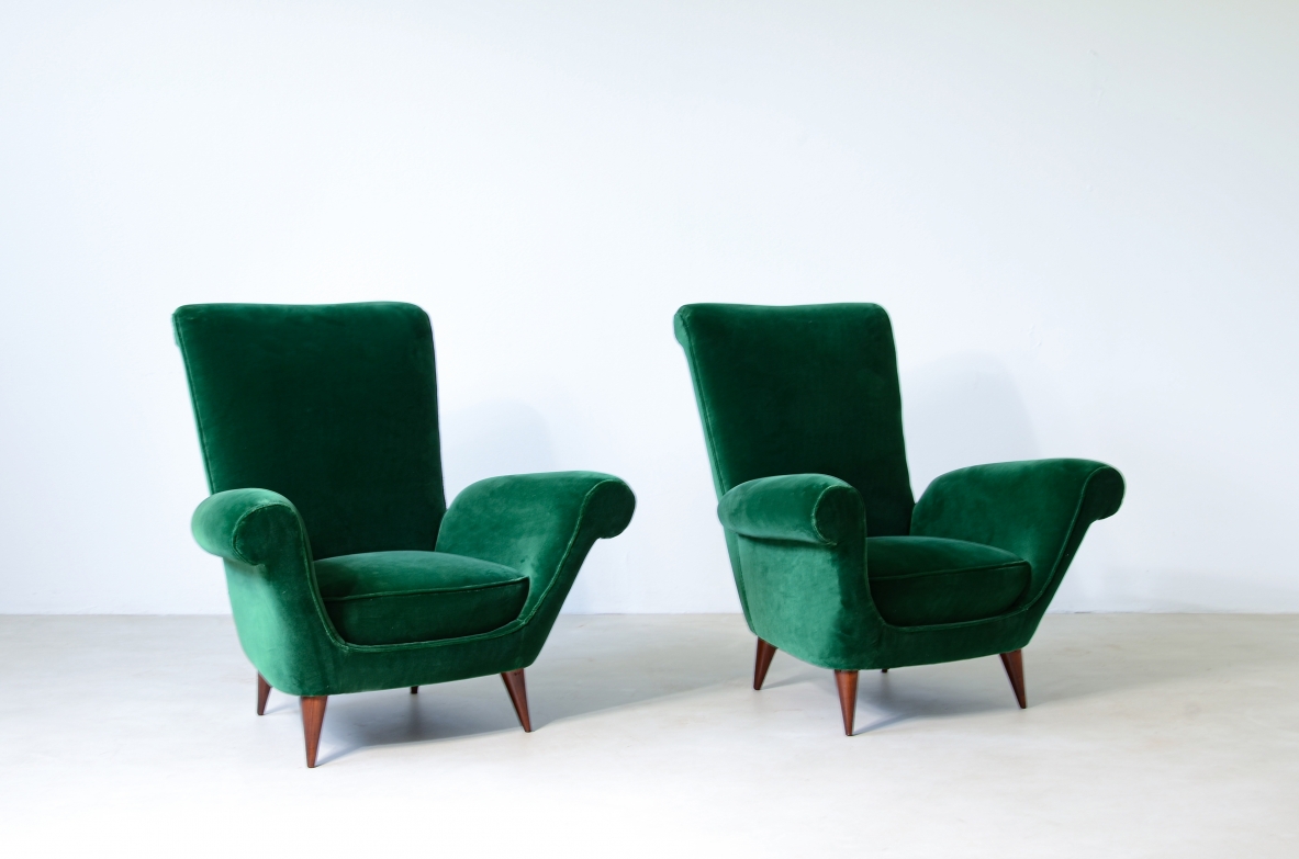 Coppia di eleganti poltrone con schienale alto in velluto imbottito.  Manifattura italiana 1950ca.