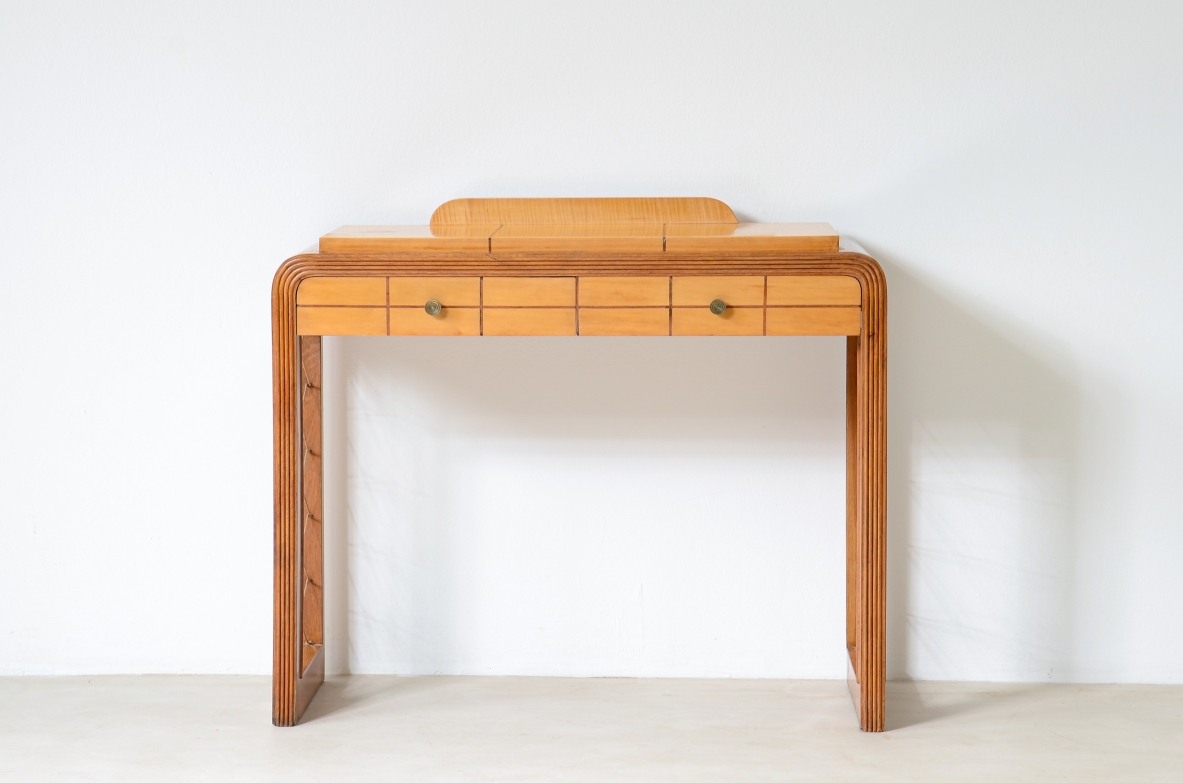 Piccola console in legno biondo con filettature sul piano, due cassetti sul fronte e montanti con intrecci geometrici in corda.