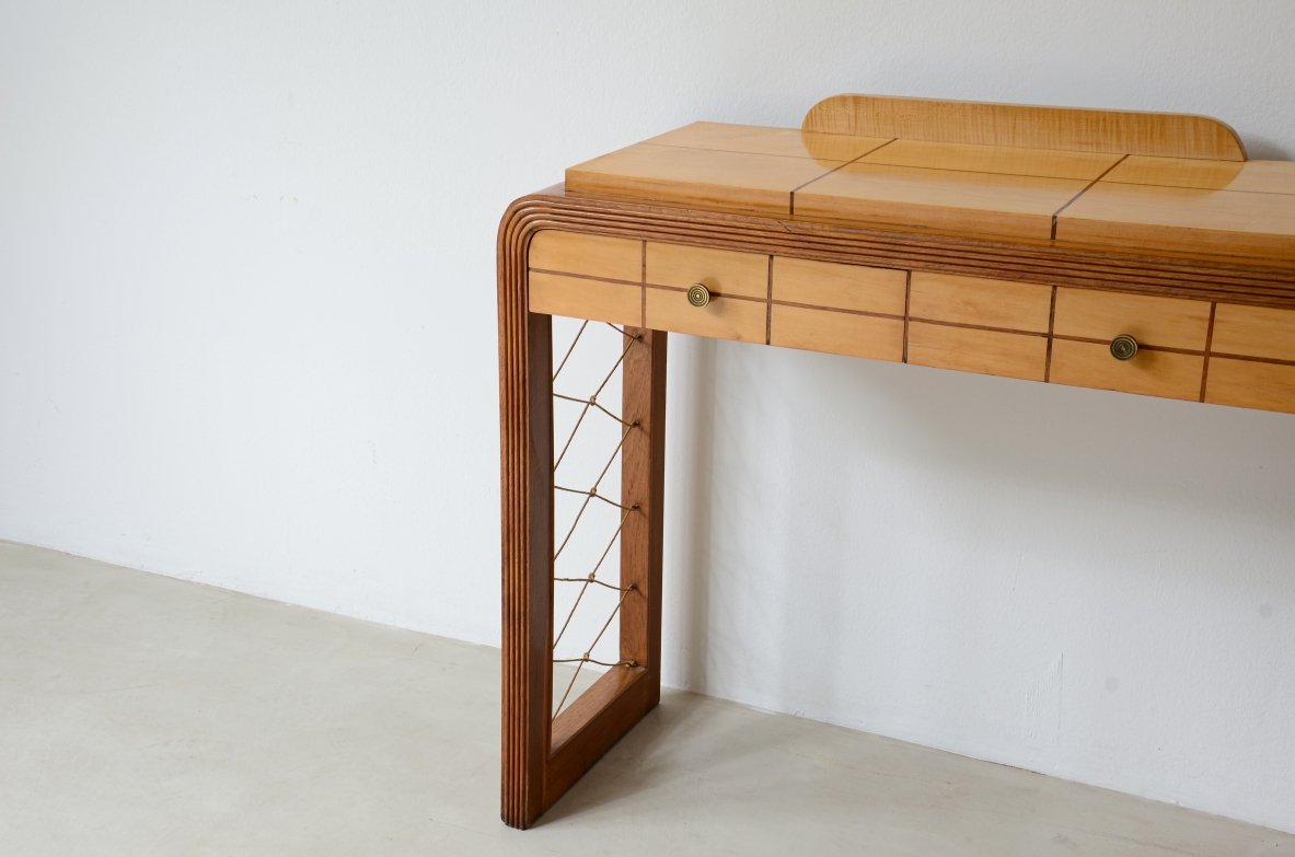 Piccola console in legno biondo con filettature sul piano, due cassetti sul fronte e montanti con intrecci geometrici in corda.