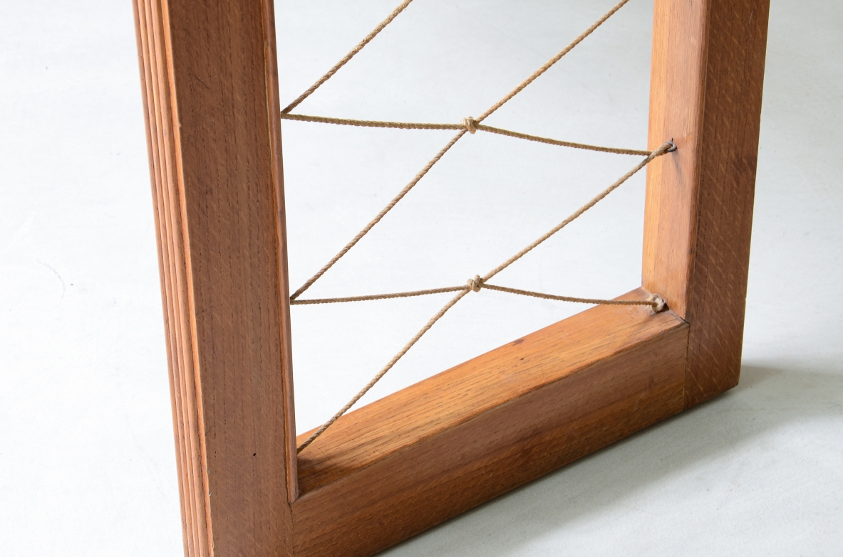 Piccola console in legno biondo con filettature sul piano, due cassetti sul fronte e montanti con intrecci geometrici in corda.  Manifattura italiana, 1930ca.