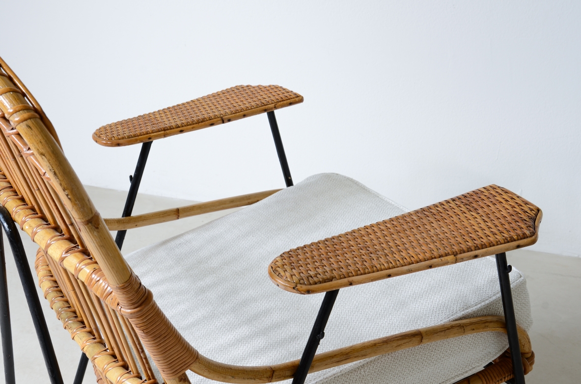 Vito Latis (1912-1996)  Coppia di poltrone in metallo curvato con braccioli in rattan e canna d'india intrecciata, puntali in ottone.  Manifattura Italiana anni '50. Vito Latis (1912-1996)  Coppia di poltrone in metallo curvato con braccioli in rattan e canna d'india intrecciata, puntali in ottone.  Manifattura Italiana anni '50.