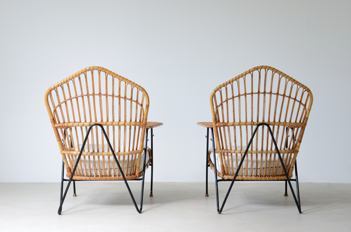 Vito Latis (1912-1996)  Coppia di poltrone in metallo curvato con braccioli in rattan e canna d'india intrecciata, puntali in ottone.  Manifattura Italiana anni '50. Vito Latis (1912-1996)  Coppia di poltrone in metallo curvato con braccioli in rattan e canna d'india intrecciata, puntali in ottone.  Manifattura Italiana anni '50.