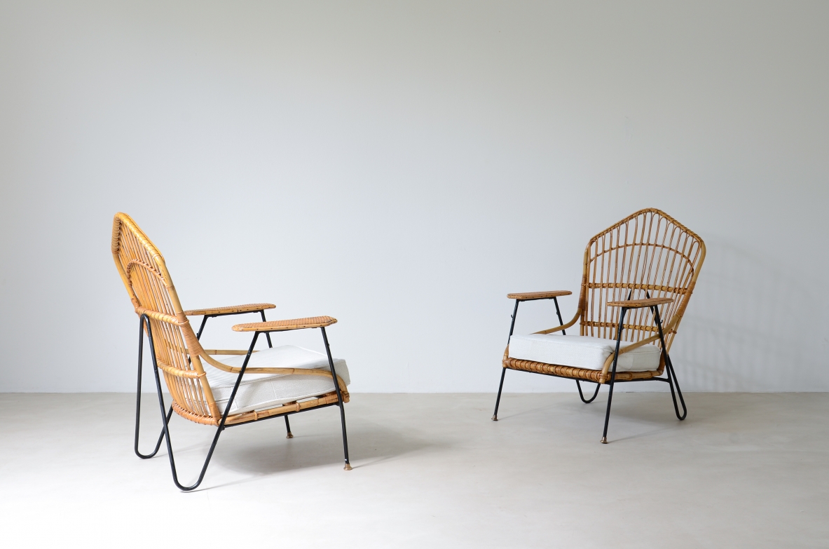 Vito Latis (1912-1996)  Coppia di poltrone in metallo curvato con braccioli in rattan e canna d'india intrecciata, puntali in ottone.  Manifattura Italiana anni '50. Vito Latis (1912-1996)  Coppia di poltrone in metallo curvato con braccioli in rattan e canna d'india intrecciata, puntali in ottone.  Manifattura Italiana anni '50.