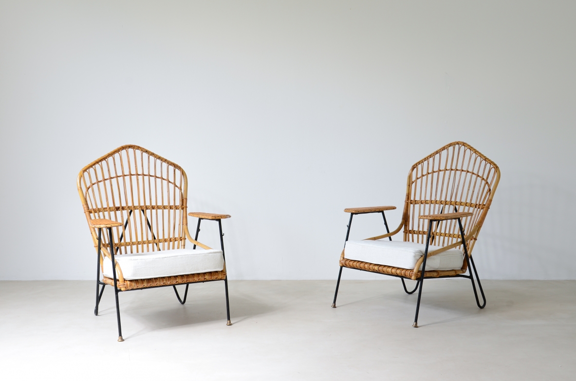 Vito Latis (1912-1996)  Coppia di poltrone in metallo curvato con braccioli in rattan e canna d'india intrecciata, puntali in ottone.  Manifattura Italiana anni '50. Vito Latis (1912-1996)  Coppia di poltrone in metallo curvato con braccioli in rattan e canna d'india intrecciata, puntali in ottone.  Manifattura Italiana anni '50.