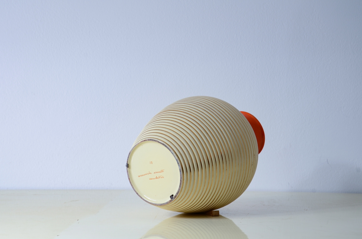 Ceramiche Rometti  Vaso di grandi dimensioni con filettatura dorata. Manifattura Umbertide 1950ca. Ceramiche Rometti  Vaso di grandi dimensioni con filettatura dorata. Manifattura Umbertide 1950ca.