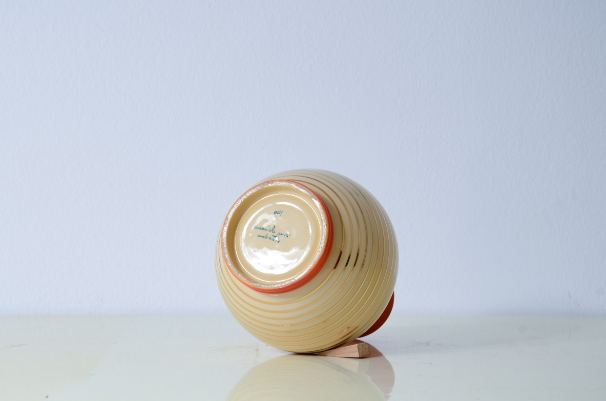 Ceramiche Rometti  Vaso tondo con filatura in oro e apertura smaltata in corallo matt. Manifattura Umbertide 1940ca. Ceramiche Rometti  Vaso tondo con filatura in oro e apertura smaltata in corallo matt. Manifattura Umbertide 1940ca.