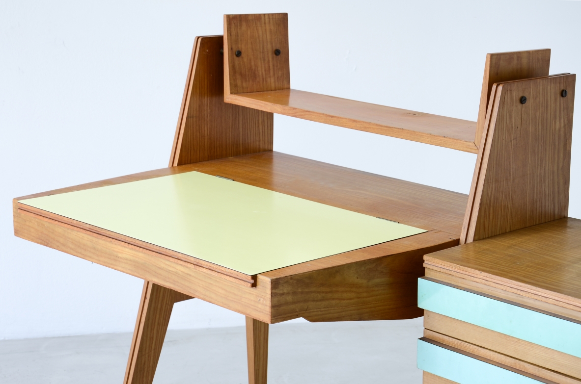 Ico Parisi (1916-1996)  Bedroom writing desk in oak with compartment for objects and shelf. Two drawers on the right side. Top and drawers with original period polypropyleneapplications.  Italian manufacture, 1955. ( to be restored)