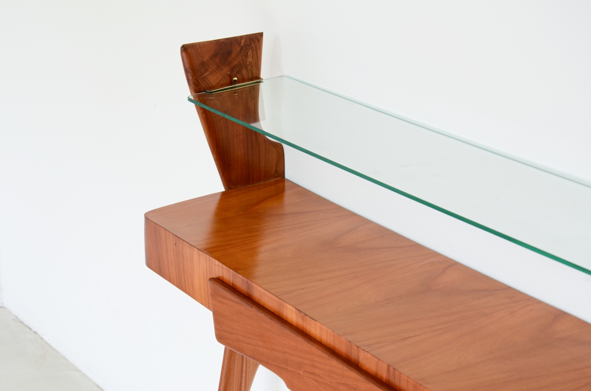 Console in ciliegio con sottili gambe, piano con cassetto centrale e piano in vetro molato. Console in ciliegio con sottili gambe, piano con cassetto centrale e piano in vetro molato.