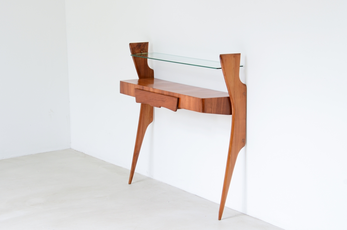 Console in ciliegio con sottili gambe, piano con cassetto centrale e piano in vetro molato. Console in ciliegio con sottili gambe, piano con cassetto centrale e piano in vetro molato.