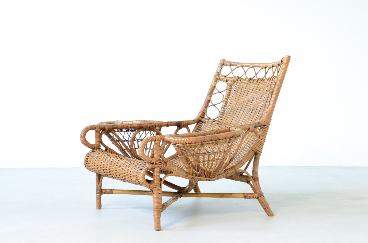 Coppia di eleganti poltrone in salice con lavorazione ad intreccio sulla seduta e sullo schienale oltre a dettagli, forme e decori composti.  Manifattura italiano 1950ca.