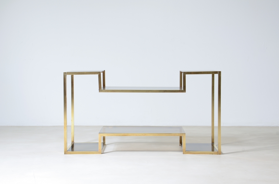 Romeo Rega (1904-1968)  Piccola console con struttura in ottone quadrata e piani in vetro brunito.  Manifattura italiana, 1970ca. Romeo Rega (1904-1968)  Piccola console con struttura in ottone quadrata e piani in vetro brunito.  Manifattura italiana, 1970ca.