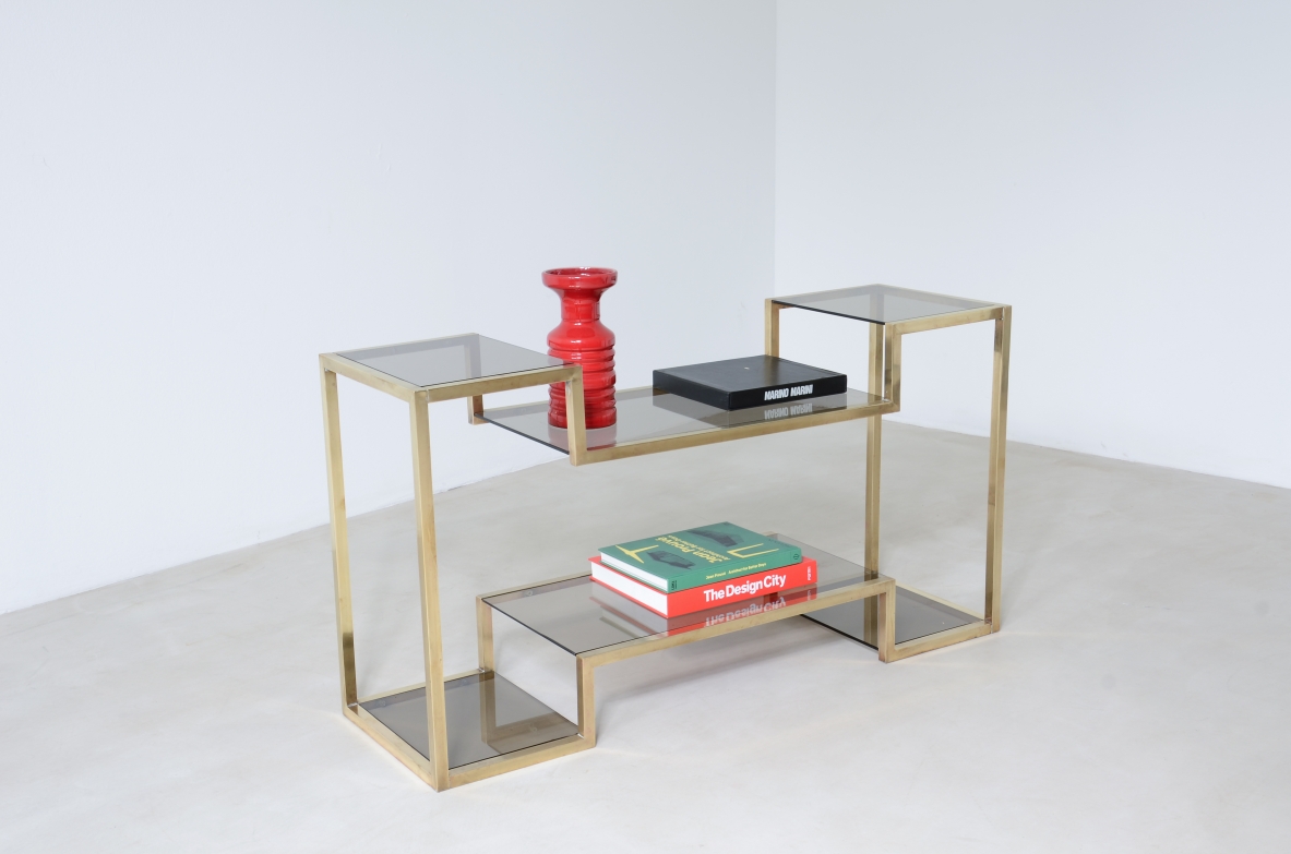 Romeo Rega (1904-1968)  Piccola console con struttura in ottone quadrata e piani in vetro brunito.  Manifattura italiana, 1970ca. Romeo Rega (1904-1968)  Piccola console con struttura in ottone quadrata e piani in vetro brunito.  Manifattura italiana, 1970ca.