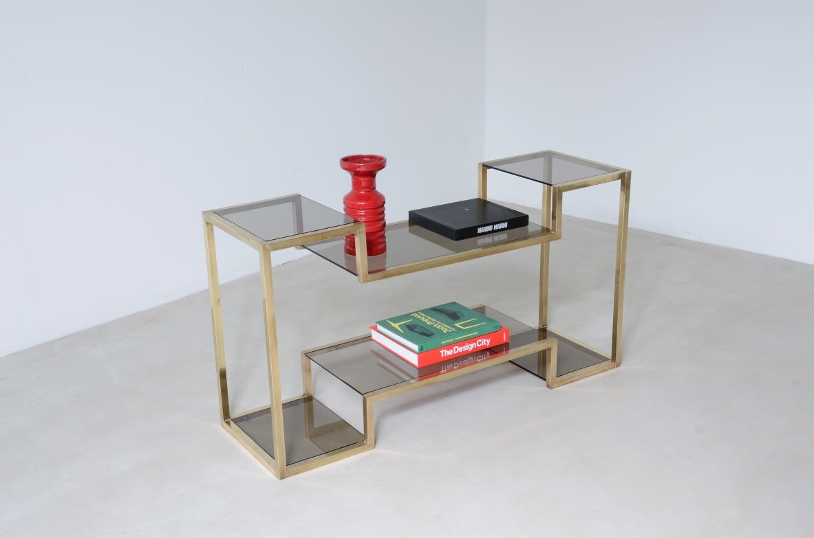 Romeo Rega (1904-1968)  Piccola console con struttura in ottone quadrata e piani in vetro brunito.  Manifattura italiana, 1970ca. Romeo Rega (1904-1968)  Piccola console con struttura in ottone quadrata e piani in vetro brunito.  Manifattura italiana, 1970ca.