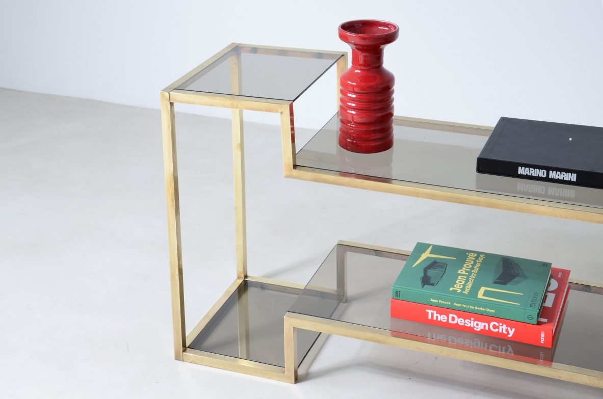 Romeo Rega (1904-1968)  Piccola console con struttura in ottone quadrata e piani in vetro brunito.  Manifattura italiana, 1970ca. Romeo Rega (1904-1968)  Piccola console con struttura in ottone quadrata e piani in vetro brunito.  Manifattura italiana, 1970ca.