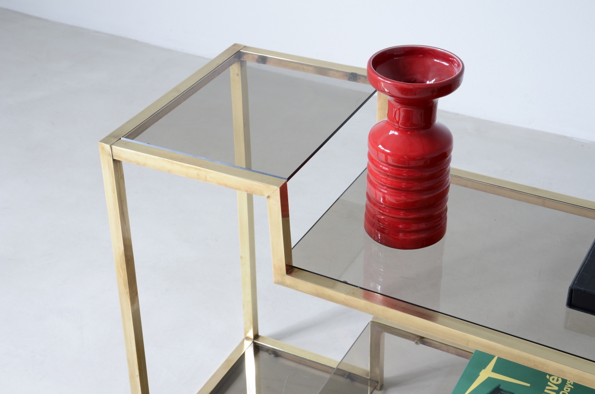 Romeo Rega (1904-1968)  Piccola console con struttura in ottone quadrata e piani in vetro brunito.  Manifattura italiana, 1970ca. Romeo Rega (1904-1968)  Piccola console con struttura in ottone quadrata e piani in vetro brunito.  Manifattura italiana, 1970ca.