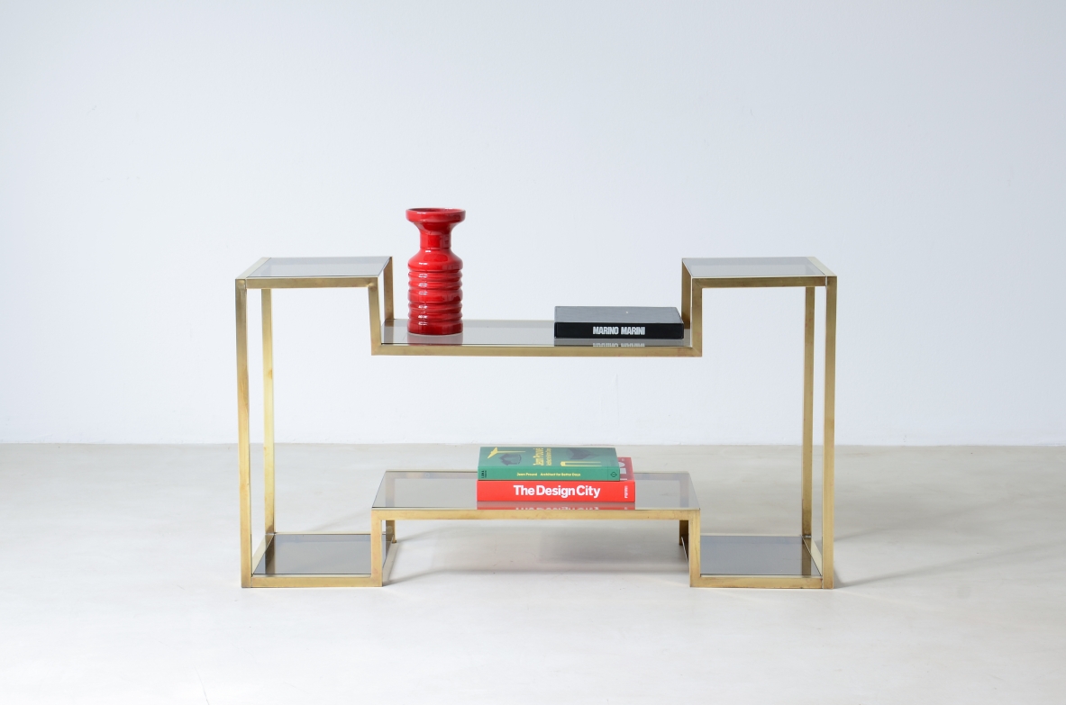 Romeo Rega (1904-1968)  Piccola console con struttura in ottone quadrata e piani in vetro brunito.  Manifattura italiana, 1970ca. Romeo Rega (1904-1968)  Piccola console con struttura in ottone quadrata e piani in vetro brunito.  Manifattura italiana, 1970ca.