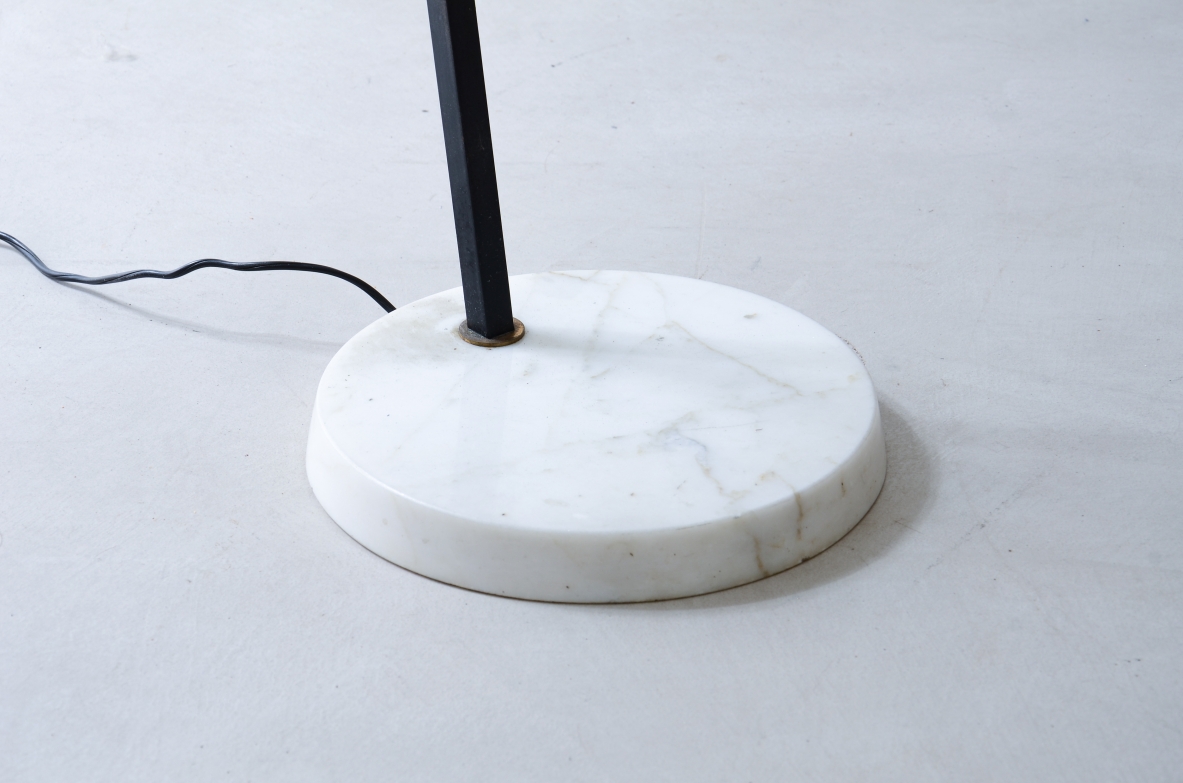 Angelo Ostuni  Elegante lampada da terra con braccio articolato, cappello in metallo e vetro e base in marmo a taglio diamantato.  Oluce Milano, manifattura Italiana 1950ca. Angelo Ostuni  Elegante lampada da terra con braccio articolato, cappello in metallo e vetro e base in marmo a taglio diamantato.  Oluce Milano, manifattura Italiana 1950ca.