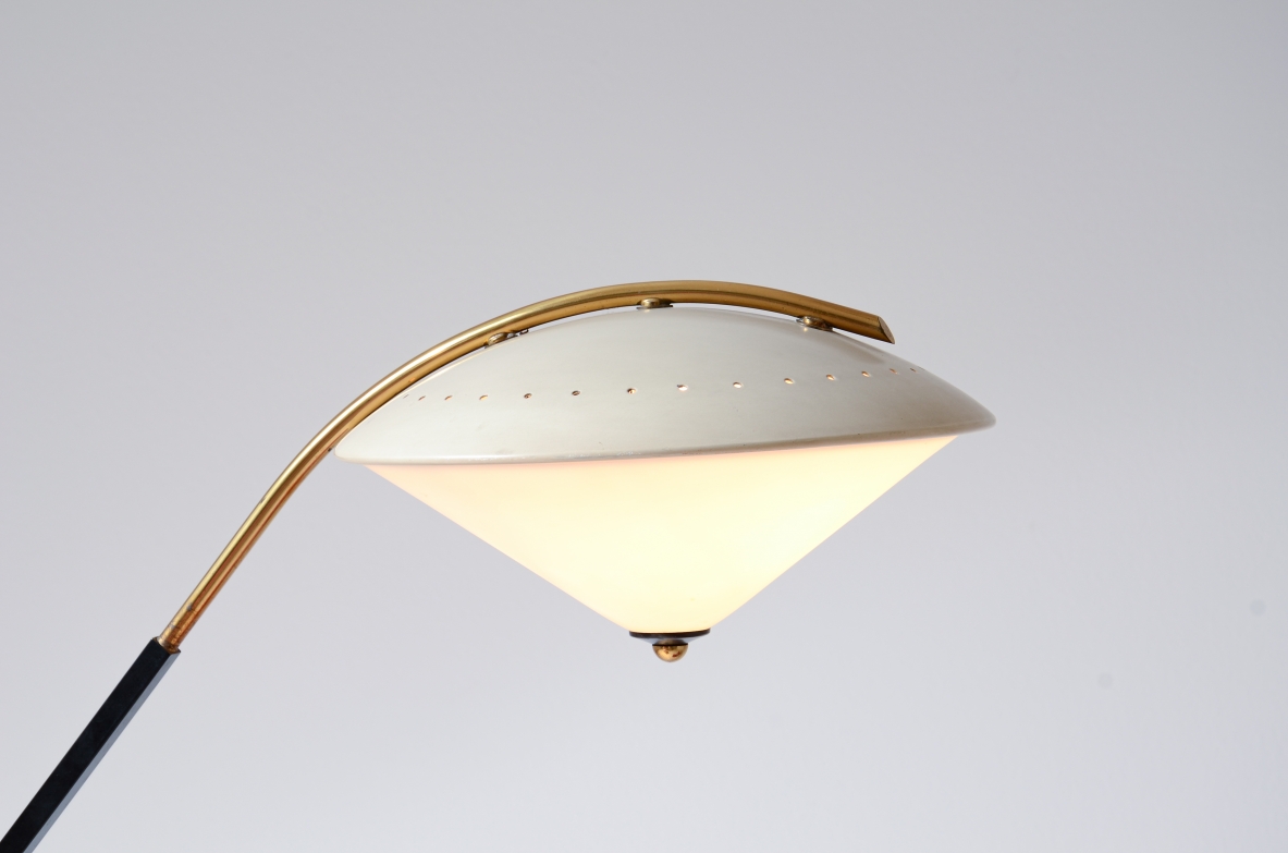 Angelo Ostuni  Elegante lampada da terra con braccio articolato, cappello in metallo e vetro e base in marmo a taglio diamantato.  Oluce Milano, manifattura Italiana 1950ca. Angelo Ostuni  Elegante lampada da terra con braccio articolato, cappello in metallo e vetro e base in marmo a taglio diamantato.  Oluce Milano, manifattura Italiana 1950ca.