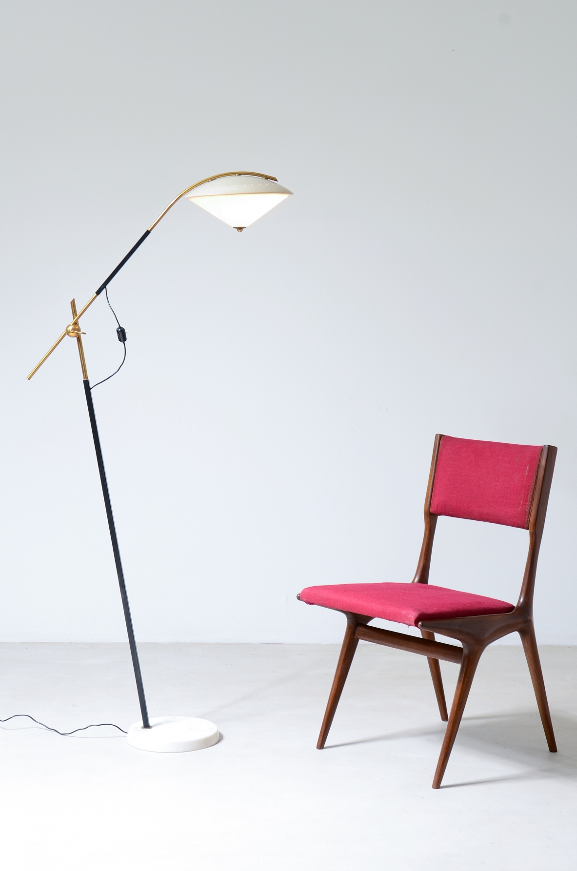Angelo Ostuni  Elegante lampada da terra con braccio articolato, cappello in metallo e vetro e base in marmo a taglio diamantato.  Oluce Milano, manifattura Italiana 1950ca. Angelo Ostuni  Elegante lampada da terra con braccio articolato, cappello in metallo e vetro e base in marmo a taglio diamantato.  Oluce Milano, manifattura Italiana 1950ca.