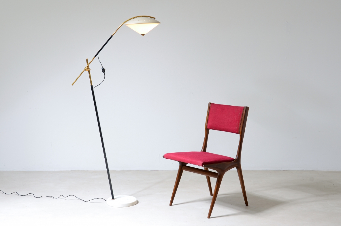 Angelo Ostuni  Elegante lampada da terra con braccio articolato, cappello in metallo e vetro e base in marmo a taglio diamantato.  Oluce Milano, manifattura Italiana 1950ca. Angelo Ostuni  Elegante lampada da terra con braccio articolato, cappello in metallo e vetro e base in marmo a taglio diamantato.  Oluce Milano, manifattura Italiana 1950ca.