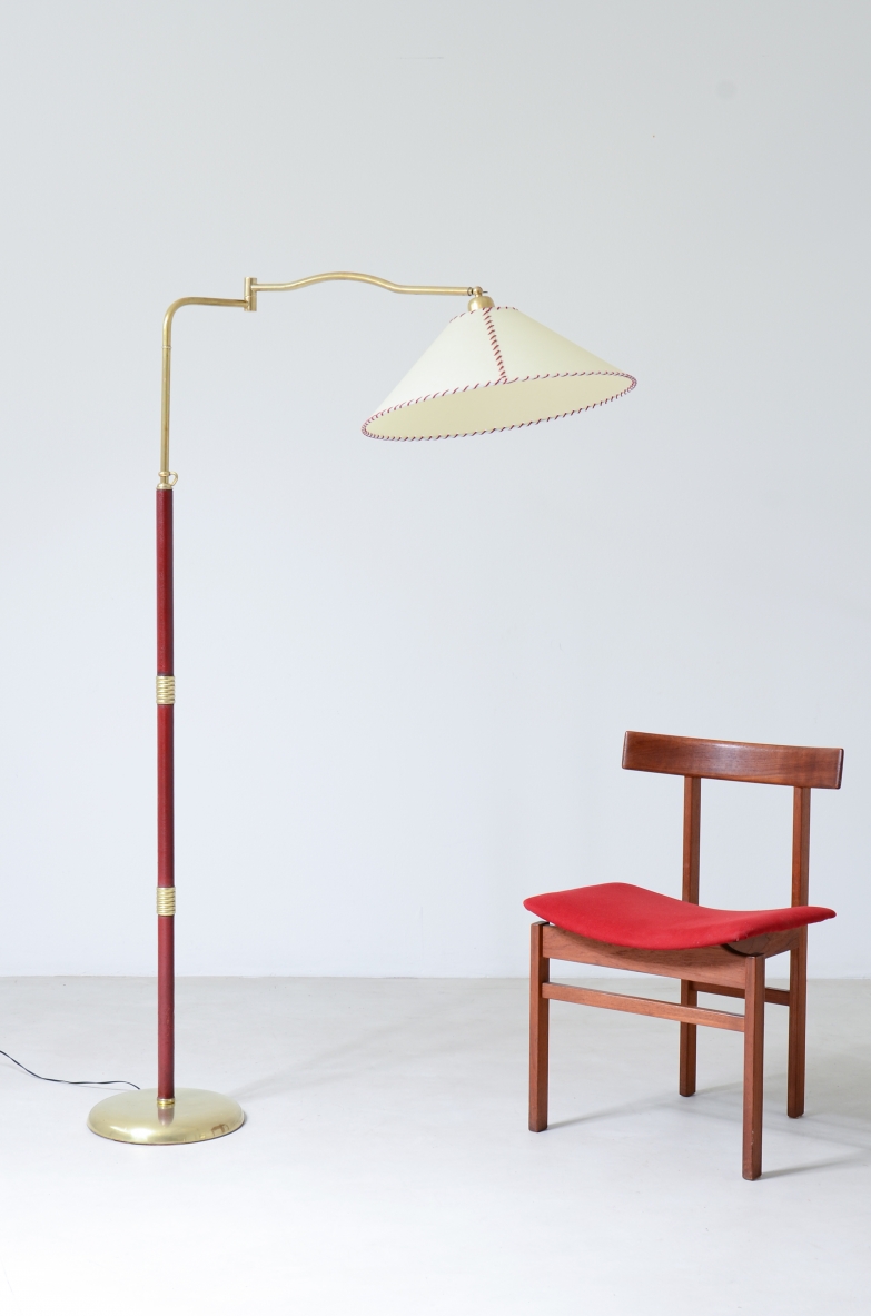 Lampada da terra con stelo snodabile in ottone e dettagli in pelle, elegante paralume in pergamena.  Manifattura italiana 1930ca.