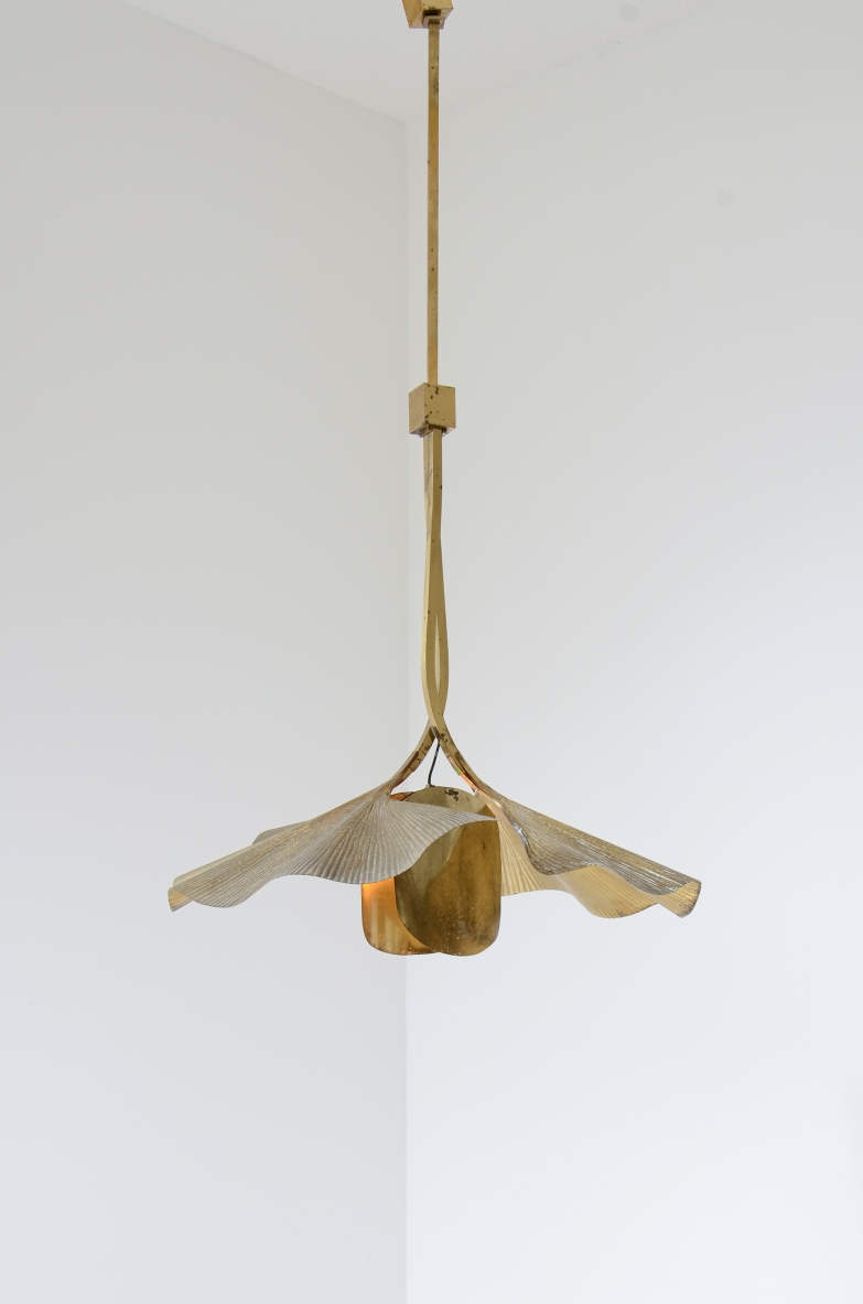 Tommaso Barbi  Grande lampadario a sospensione realizzato dal rinomato artista e designer a forma di fiore composto da 2 grandi foglie di ginko in ottone e rami intrecciati.