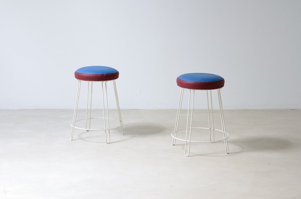 Coppia di sgabelli in ferro curvato.  Manifattura anni 50/60.