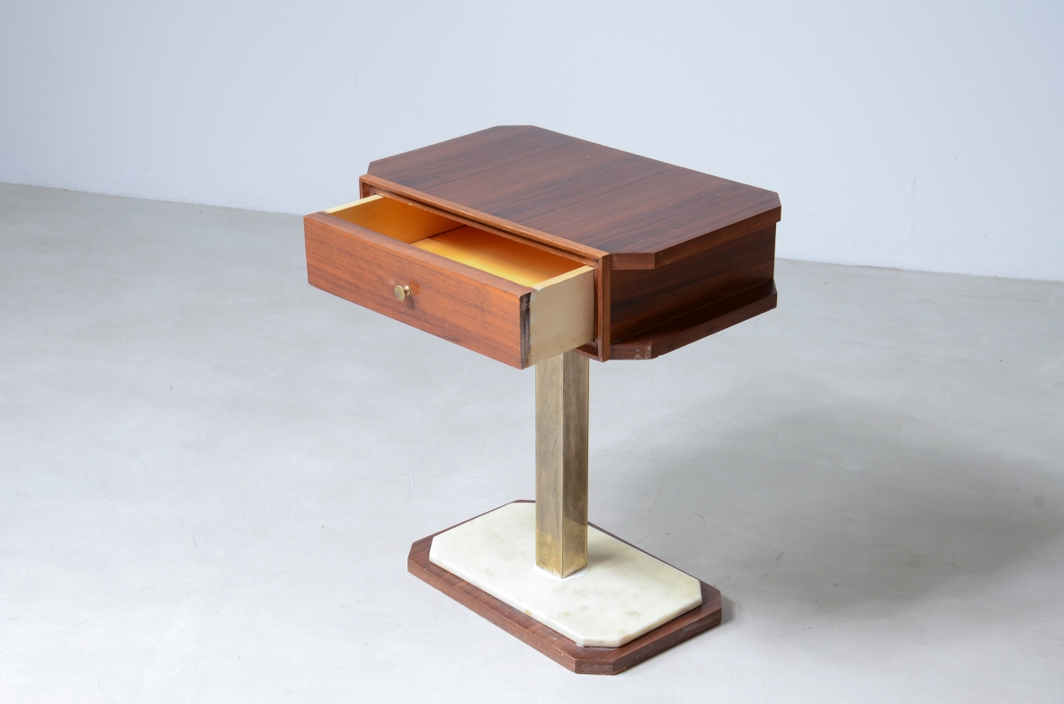 Coppia di comodini in noce rigatino con base in marmo e montanti a colonna in ottone.  Manifattura italiana anni 60. Coppia di comodini in noce rigatino con base in marmo e montanti a colonna in ottone.  Manifattura italiana anni 60.