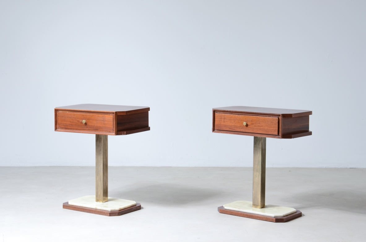 Coppia di comodini in noce rigatino con base in marmo e montanti a colonna in ottone.  Manifattura italiana anni 60. Coppia di comodini in noce rigatino con base in marmo e montanti a colonna in ottone.  Manifattura italiana anni 60.